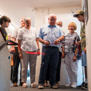 Eröffnung der Ausstellung „Dialog bewegt“: vrnl: Annemarie Baumgarten (die Künstlerin, die die Ausstellung gestaltet hat), Beat Filliger (Vertreter der Fokolar-Gemeinschaft von Baar), Susanne Ganarin (Co-Präsidentin Verein Fokolar-Bewegung Schweiz). Foto: Markus Haas, zvg