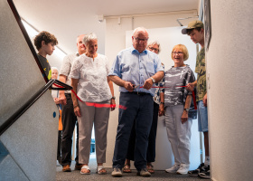 Eröffnung der Ausstellung „Dialog bewegt“: vrnl: Annemarie Baumgarten (die Künstlerin, die die Ausstellung gestaltet hat), Beat Filliger (Vertreter der Fokolar-Gemeinschaft von Baar), Susanne Ganarin (Co-Präsidentin Verein Fokolar-Bewegung Schweiz). Foto: Markus Haas, zvg